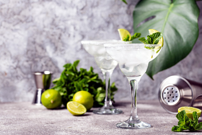 Обои картинки фото еда, напитки,  коктейль, лайм, лед, мята