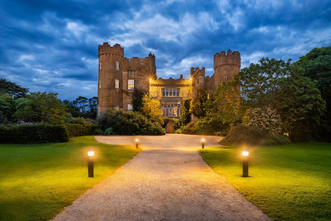 Обои картинки фото malahide castle,  county dublin, города, - дворцы,  замки,  крепости, простор