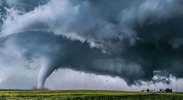 Картинка природа стихия торнадо смерч буря небо горизонт ветер ураган бедствие облака непогода дождь ливень чёрные