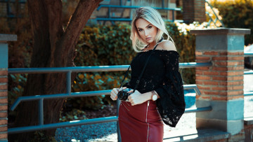 Картинка девушки -+блондинки +светловолосые белые волосы черный кружевное платье красная юбка размытие природа фон фотосессия фотоаппарат canon ствол дерева