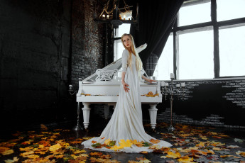 Картинка девушки -+блондинки +светловолосые блондинка платье рояль листья осень окно