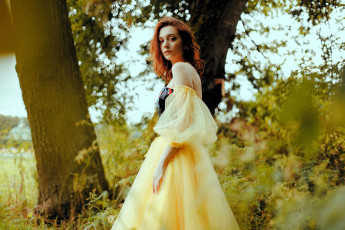 Картинка девушки -+рыжеволосые+и+разноцветные рыжая платье деревья кусты