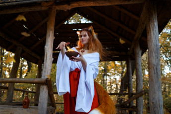 Картинка девушки ира+сокол образ косплей костюм наряд лиса ушки хвосты осень деревья магия огонь беседка