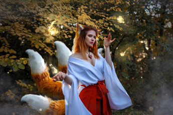 Картинка девушки ира+сокол образ косплей наряд костюм лиса ушки хвосты осень деревья дым магия огонь
