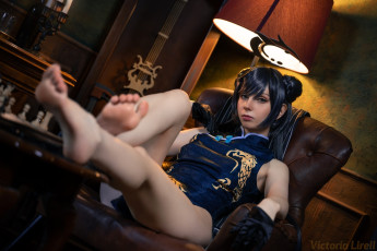 Картинка девушки victoria+lirell образ косплей наряд костюм платье торшер стол шахматы кресло