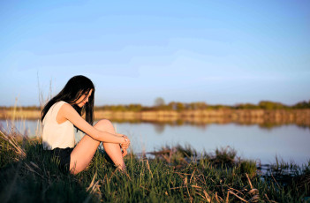 Картинка девушки -+брюнетки +шатенки брюнетка майка шорты озеро берег трава