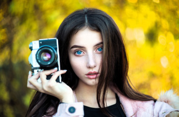 обоя девушки, - лица,  портреты, шатенка, лицо, камера, фотоаппарат, осень