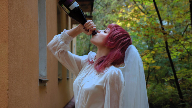 Обои картинки фото девушки, tenletters, образ, косплей, наряд, невеста, фата, платье, бутылка, дом, осень, лес