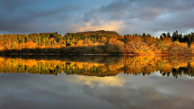 Обои картинки фото природа, реки, озера, гора, лес, осень, берег, озеро