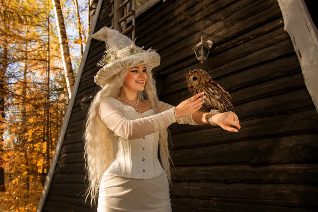 Обои картинки фото девушки, - креатив,  косплей, образ, косплей, наряд, костюм, ведьма, шляпа, платье, сова, дом, осень, лес