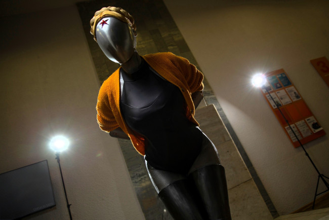 Обои картинки фото девушки, анастасия волкова , svizee, образ, косплей, наряд, костюм, киборг, коса, кофта, боди