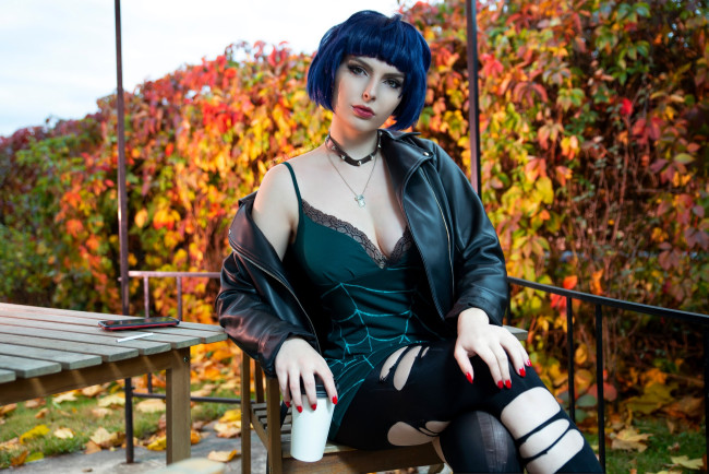 Обои картинки фото девушки, анастасия волкова , svizee, образ, косплей, наряд, куртка, осень, терраса, колготки, дырки, телефон, стол, стул, стакан