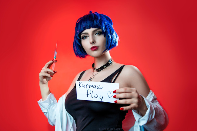 Обои картинки фото девушки, анастасия волкова , svizee, образ, косплей, наряд, костюм, табличка, шприц, майка, халат