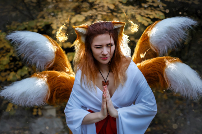 Обои картинки фото девушки, ира сокол, образ, косплей, костюм, наряд, лиса, ушки, хвосты, осень, деревья, магия, огонь