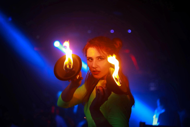 Обои картинки фото девушки, ира сокол, огонь, чаши, костюм