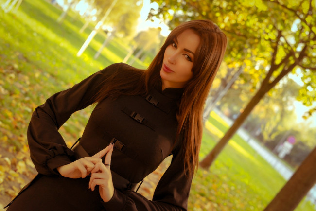 Обои картинки фото девушки, valery himera , lera himera, шатенка, платье, жест, парк, осень, деревья, трава