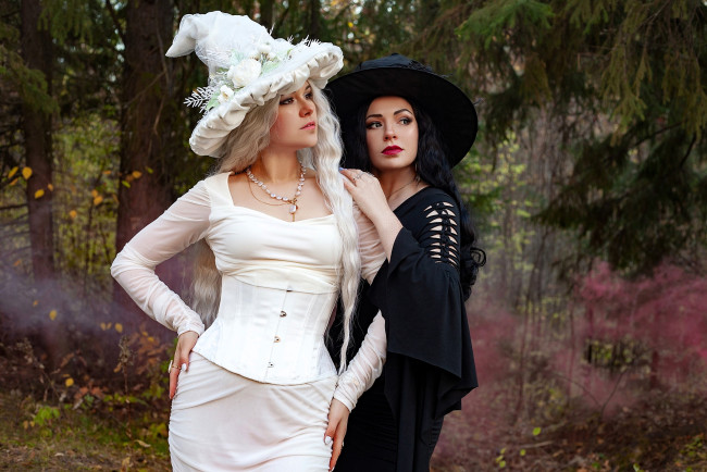 Обои картинки фото девушки, юлия огородникова, образы, косплей, наряды, костюмы, подруги, ведьмы, платья, шляпы, осень, лес, дым