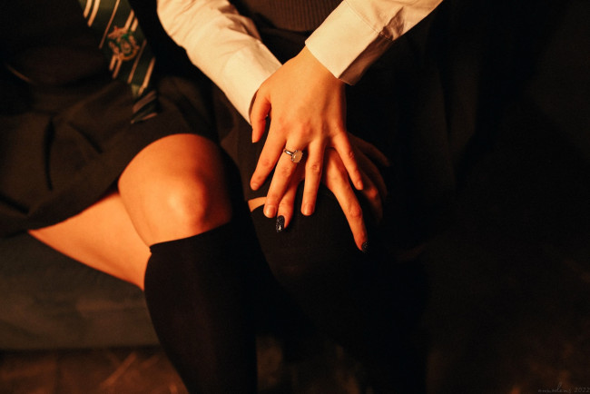 Обои картинки фото разное, руки,  ноги, колени, форма, кольцо, чулки, галстук