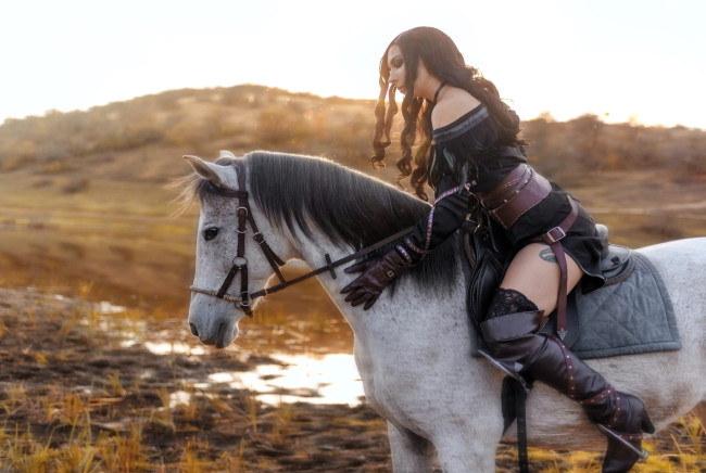 Обои картинки фото девушки, ольга кожевникова , lady bell, образ, косплей, костюм, наряд, ведьма, всадница, лошадь, горы, осень, болото