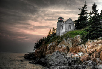 Картинка природа маяки деревья обрыв вода пасмурно