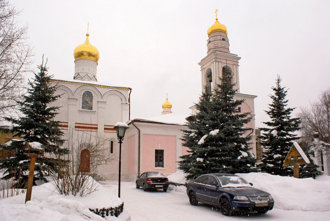 Обои картинки фото храм, рождества, богородицы, старом, симонове, города, православные, церкви, монастыри, ели, снег, автомобили