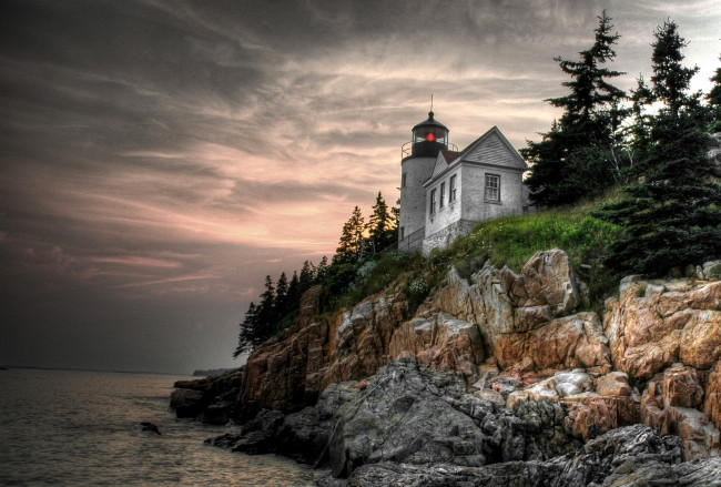 Обои картинки фото природа, маяки, деревья, обрыв, вода, пасмурно