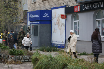 Картинка банке хоум кредит ликование конкуренты погорели юмор приколы дом офисы банков пожарные прохожие деревья трава