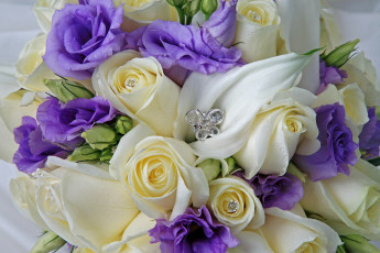 Картинка цветы букеты композиции бабочка эустома розы