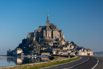 Картинка города крепость мон сен мишель франция шоссе