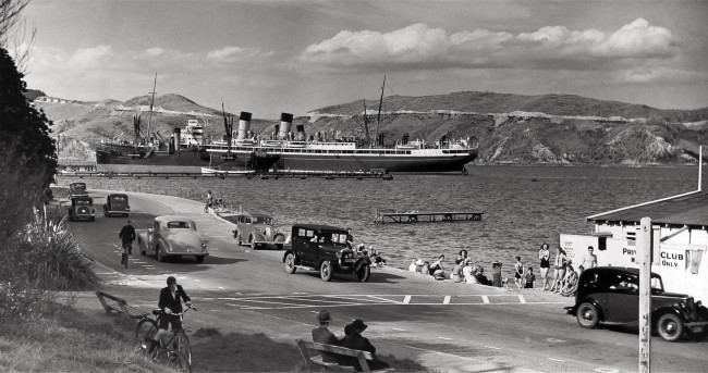 Обои картинки фото корабли, порты, причалы, лайнер, порт, авто, ретро