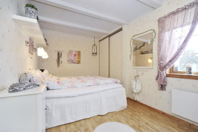 Обои картинки фото интерьер, спальня, штора, окно, кровать, светильник