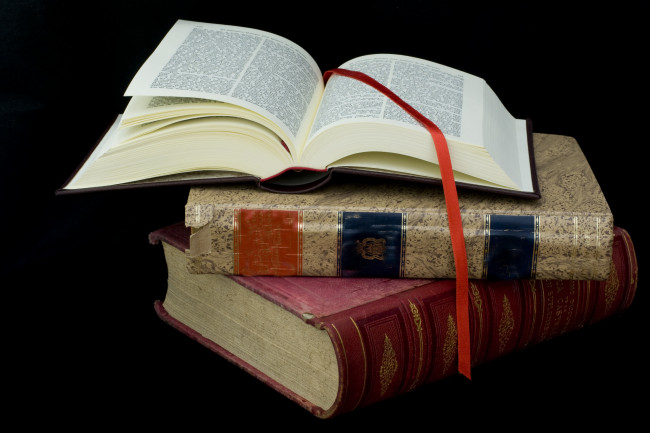 Обои картинки фото разное, канцелярия, книги, стопка, закладка