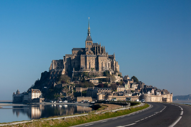 Обои картинки фото города, крепость, мон, сен, мишель, франция, шоссе