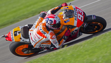 Картинка спорт мотоспорт гонщик байк трасса экипировка