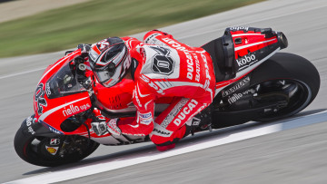 Картинка спорт мотоспорт трасса экипировка гонщик байк