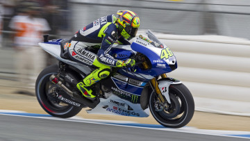 Картинка спорт мотоспорт трасса экипировка гонщик байк