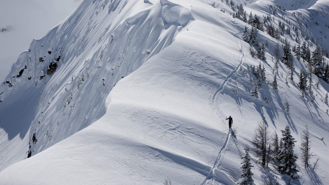 Обои картинки фото спорт, лыжный спорт, лыжня, обрыв, деревья, лыжник, горы, человек, снег