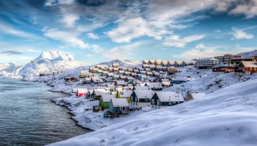 Картинка города -+панорамы nuuk greenland vestgronland зима голубое небо снег разноцветный дом голубой солнечный свет облака холмы гренландия нуук
