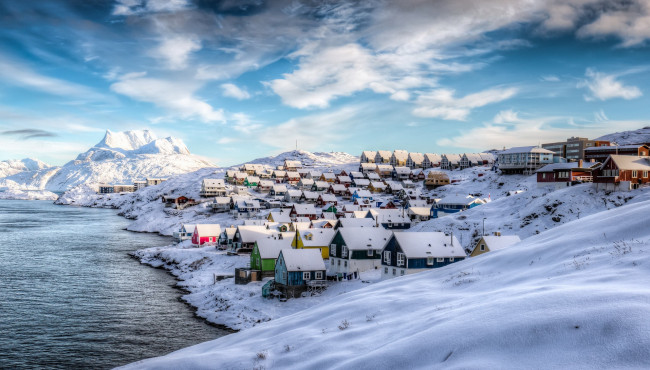 Обои картинки фото города, - панорамы, nuuk, greenland, vestgronland, зима, голубое, небо, снег, разноцветный, дом, голубой, солнечный, свет, облака, холмы, гренландия, нуук
