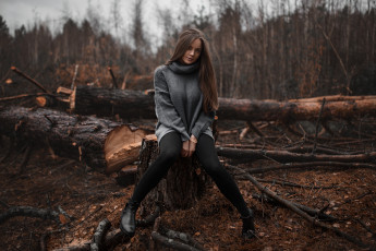 Картинка девушка девушки -unsort+ брюнетки темноволосые модель женщины на природе сидя обувь деревья кольцо+в+носу водолазка улыбается илья+баранов юлия+бирюкова упавшее+дерево