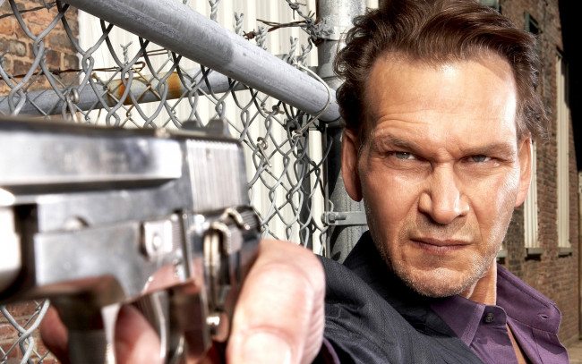 Обои картинки фото мужчины, patrick swayze, актер, лицо, пистолет