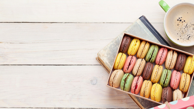 Обои картинки фото еда, макаруны, ассорти, лакомство, печенье, кофе