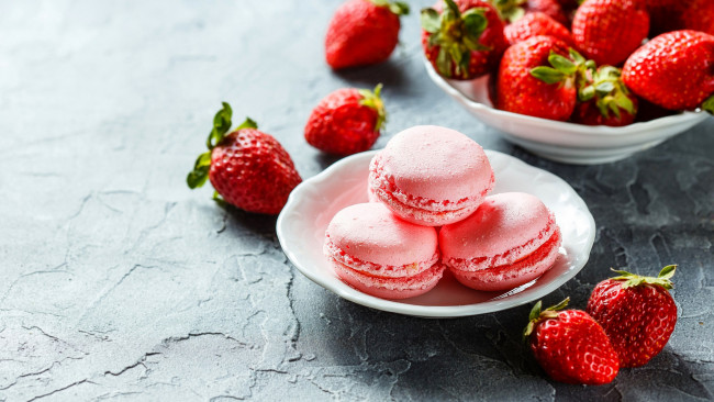Обои картинки фото еда, макаруны, клубника, лакомство, печенье