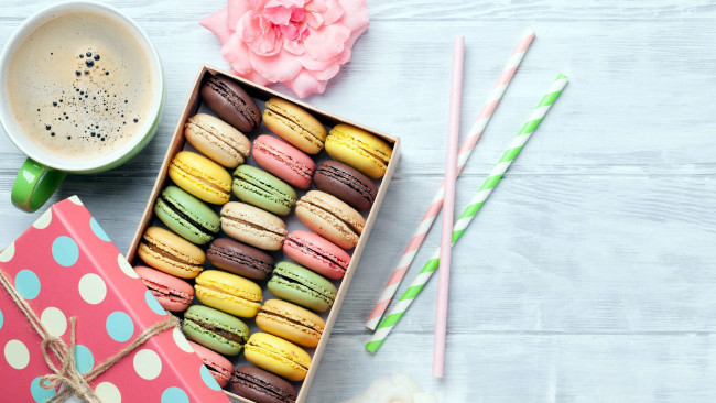 Обои картинки фото еда, макаруны, печенье, ассорти, кофе, лакомство