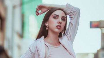 Картинка девушки -+брюнетки +шатенки серьги поза