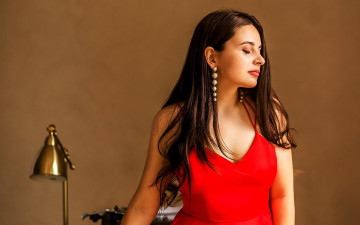 Картинка девушки -+брюнетки +шатенки алое платье декольте серьги