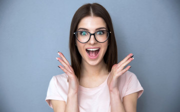 Картинка девушки -+брюнетки +шатенки очки маникюр радость жест