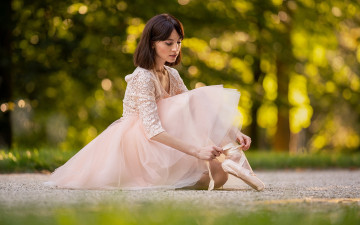 Картинка девушки -+брюнетки +шатенки пуанты