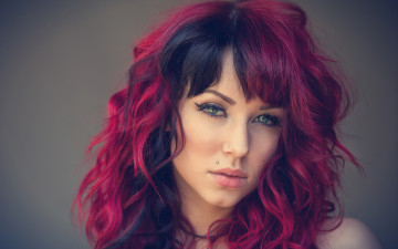 Картинка emma+howes девушки emma howes портрет лицо девушка рыжеволосая красотка пирсинг макияж поза причёска крашеная флирт