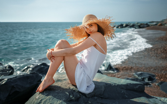 Обои картинки фото девушки, - брюнетки,  шатенки, море, камни, шляпа, поза